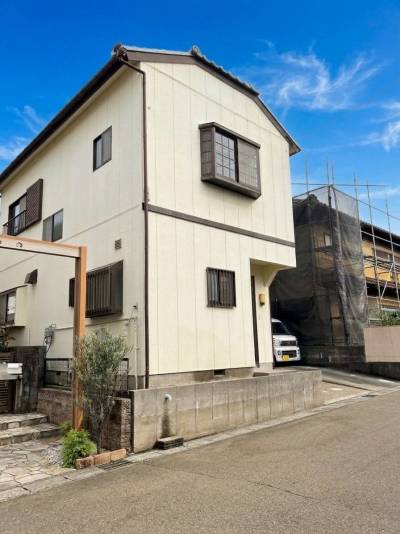 外壁のクリーム色は、「陽だまり」をイメージしています☺