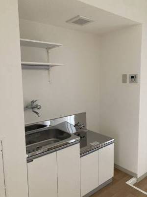 キッチン流し台前には２段棚を取りつけ作業しやすくしました