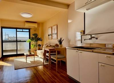 明るいリビングダイニング。家家具は含まれません。