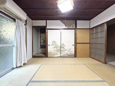 奥の６畳の和室です。床の間もあります！