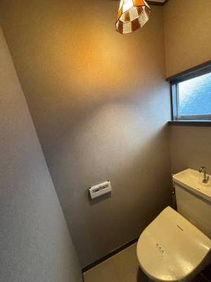 リモコン付きの温水洗浄便座を設置しております