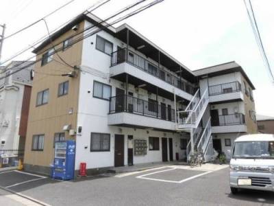 目の前が幼稚園です。つまり車の通りも少なく静かです。
