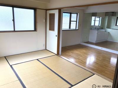 畳の部屋はそのまま寝転べる安心感があります。