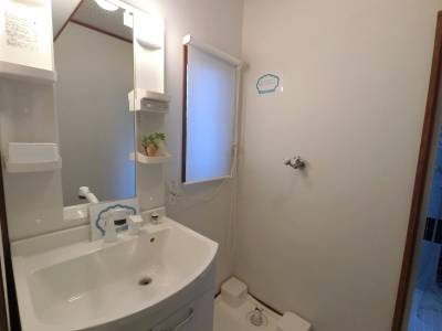 洗面台、洗濯バンが新装です！小窓で明るいです！