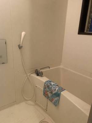 大きめの浴槽で、ゆったりお風呂に浸かっていただけます♪