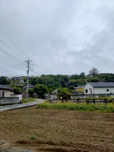 根小屋駅からみた景色です。左の道を歩いていきます。