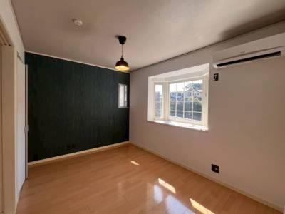 出窓から差し込む明るい光と風