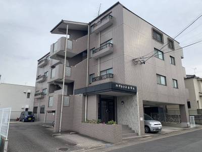 閑静な住宅街に建ってまして静かで住みやすいです