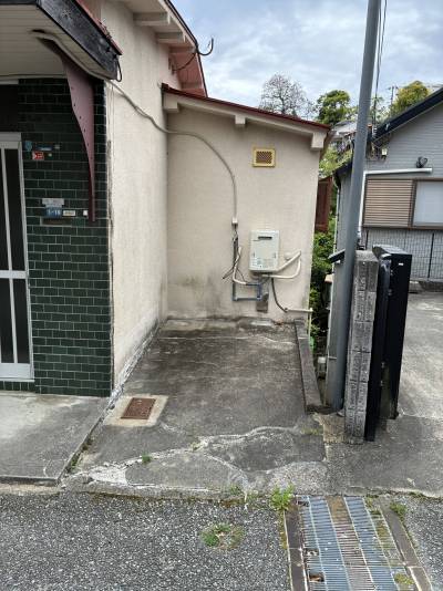 玄関横に、バイク・原付・自転車等を置くスペースがございます。