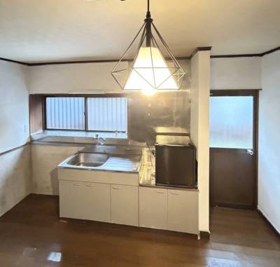 キッチンです♪一部塗装済み、小型冷蔵庫はサービス品も可に♪