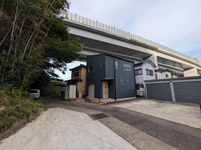 前面道路。実はお隣も素敵なガレージを持つ気さくなお兄さんです