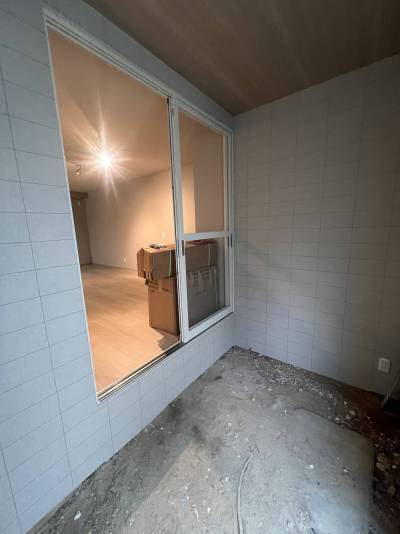 今まだ工事途中ですが、玄関は広めで土間仕上げ