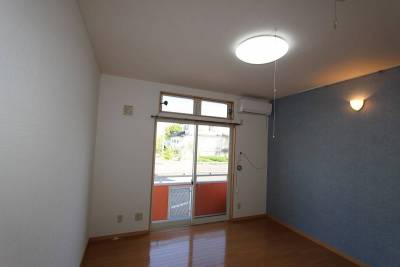 洋室、エアコンは新しいタイプ。壁面にピクチャ―レール。