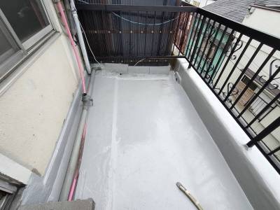 洗濯機置場はベランダにあります。