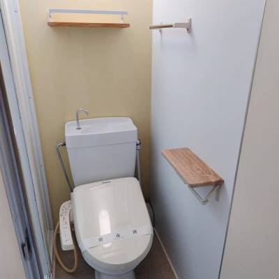 ウォッシュレットトイレ。スマホを置けるペーパーホルダーも。