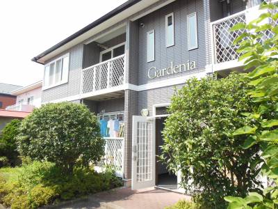 防犯ビデオカメラは、エントランスから訪問者を常時撮影