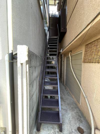 専用階段で2階へ