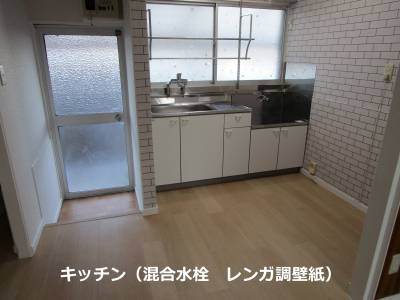 白のレンガ調アクセントクロスが素敵です。