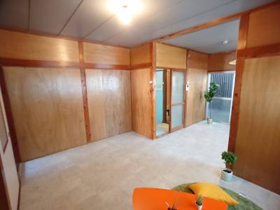 木質の温かさが感じられる壁面