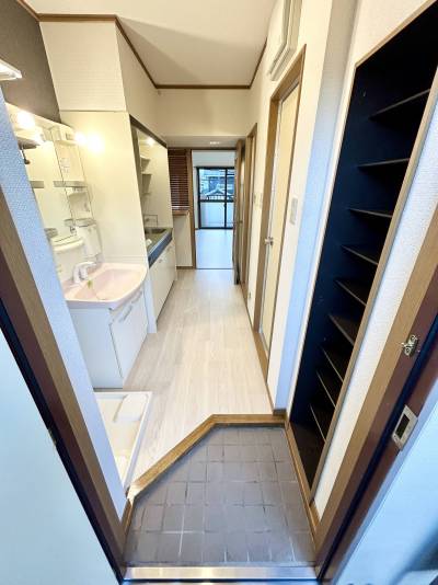 玄関も広々、大型の靴箱も備えています♪