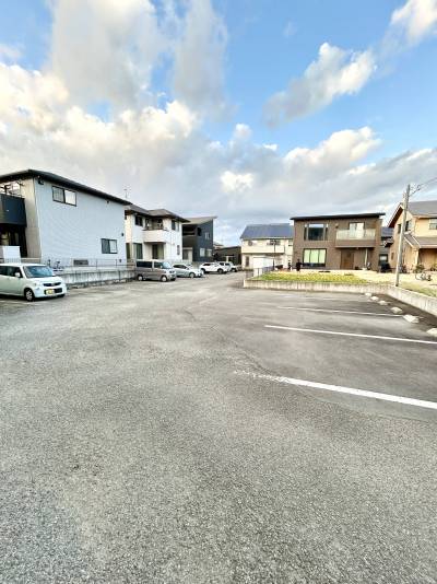 敷地内駐車場1台無料です♪