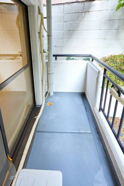 ベランダに洗濯機置き場があります