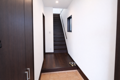 玄関には大きい収納庫!玄関外には宅配ボックスもあり
