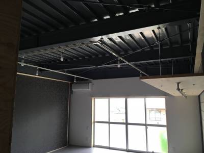 大きな窓と吊棚、天井現しです。実際はもっといい感じです☆