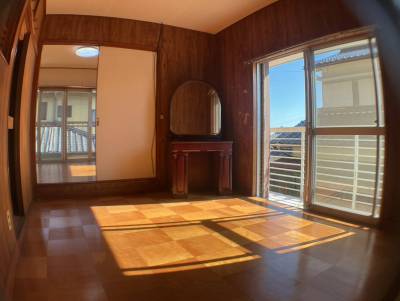 2F　洋室2です
立派な鏡台が備え付けです