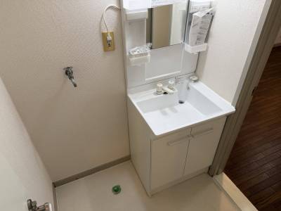 室内洗濯機置き場と新品の独立洗面台^_^