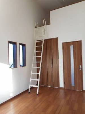 天井高く広々とした室内