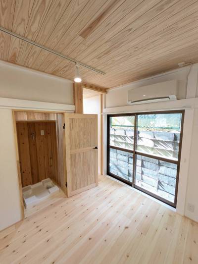 1Fには洗濯スペースと大容量エアコンを完備