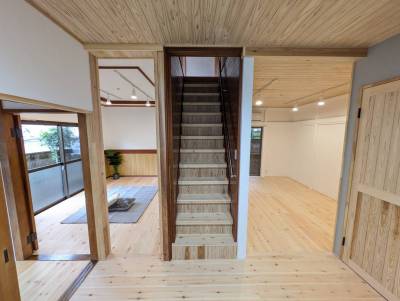 階段も無垢材でこだわりました