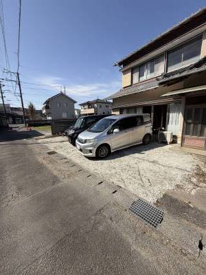 雨の日でも隣に駐車場なので玄関にすぐ入れます