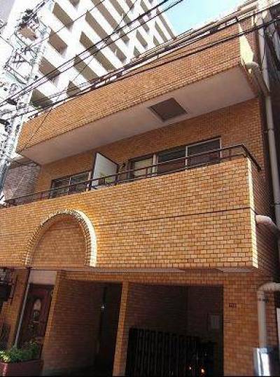 タイル張りエントランスでオートロック、防犯カメラありです。