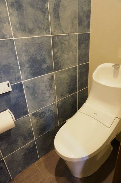 温水ウオシュレットトイレはイタリア産石材の青い壁です