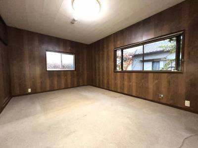 カスタマイズ可能なのでフローリングに変更してみては