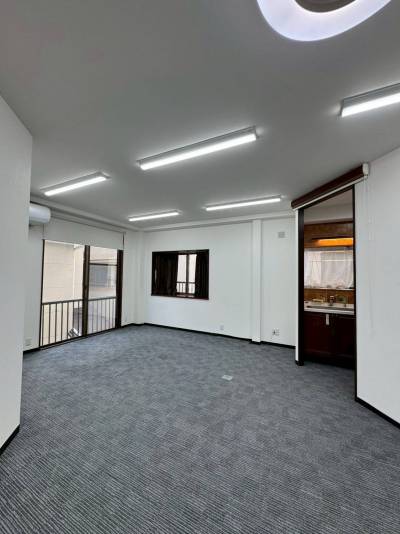 無垢のL型キッチンをはじめ窓の多い広々リビングダイニング