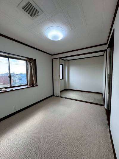 屋外に2台車が止めれます。