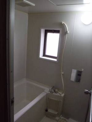 浴室は上が開くタイプの窓で、覗きを防止しながら換気できます。