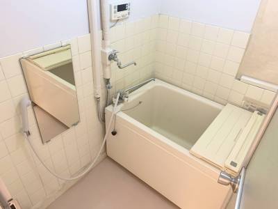 鏡が新品。多機能な給湯器付で広々とした浴室です