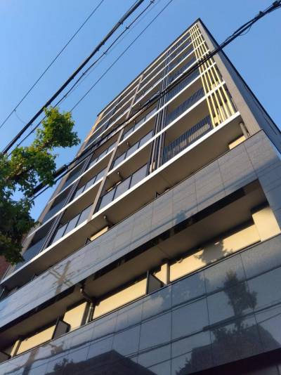 西大路通りに面した10階建てのマンションです