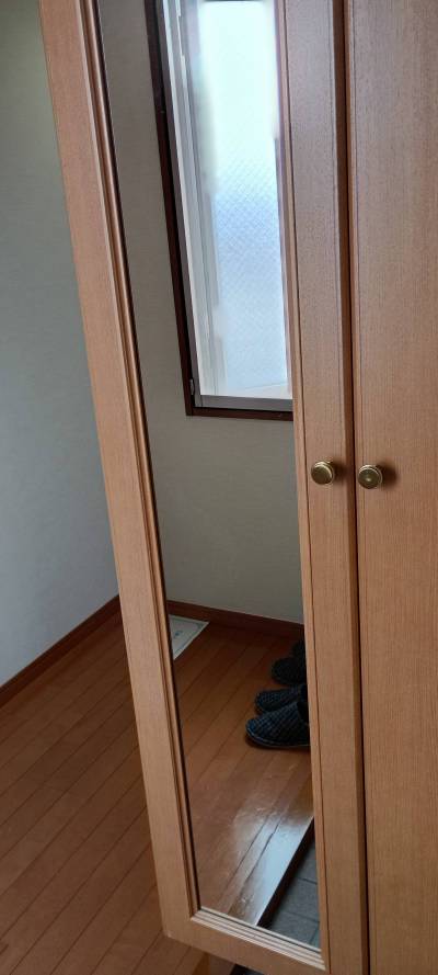 鏡付きの大きなシューズボックス。