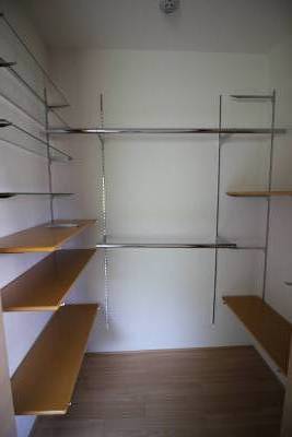 大容量のウォークインクローゼット。3/4の収納がもう一つ