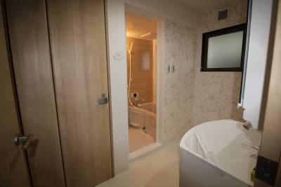 トイレ、洗面所、浴室の配置が確認できます。