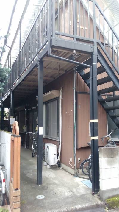 外観
1階共用廊下の入り口
玄関横に自転車置けます