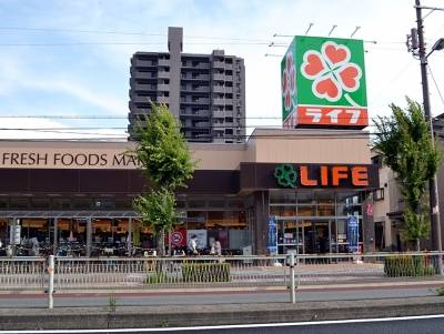 最寄りスーパーはライフ旭大宮店。