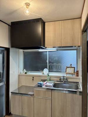 シンク、レンジフード、棚も全て入替済の綺麗なキッチンです！