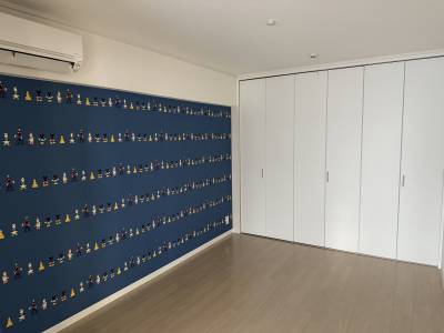 エアコン付き洋室　一面ディズニー柄クロス