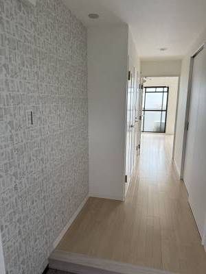 玄関　自動点灯照明　ミッキー柄アクセントクロス